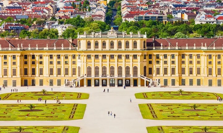 Vienna: Skip-the-Line Ticket to Schonbrunn Palace with AudioGuide