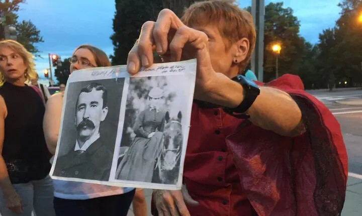 Haunted Nashville Night-Time Walking Tour with Costumed Guide