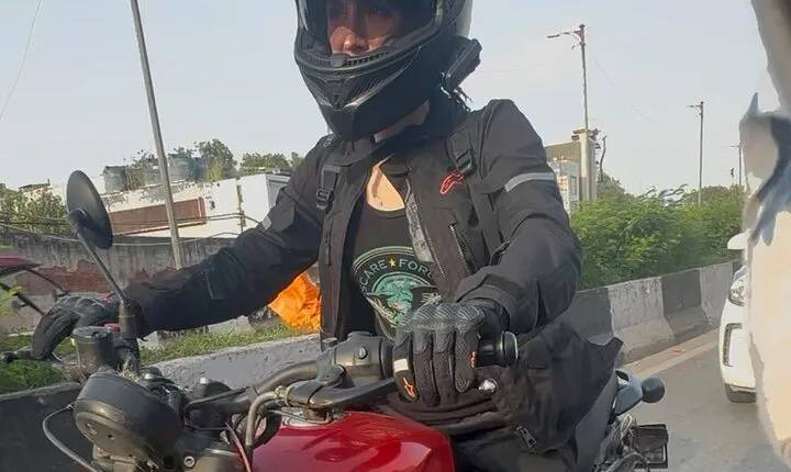 Private Royal Motorbike and Walking Tour in Delhi