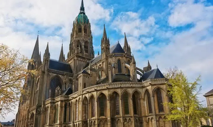 Private Transfer from Mont Saint-Michel to Bayeux - Up to 7 people