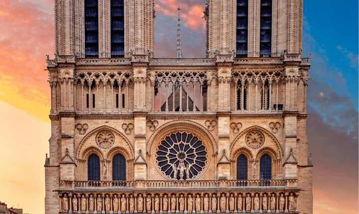 Amazing guided Notre dame and Ile de la cité tour with crypt