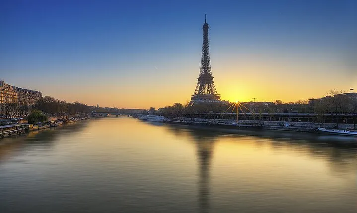 Paris Lights Evening Bus Tour with Eiffel Tower Summit Option