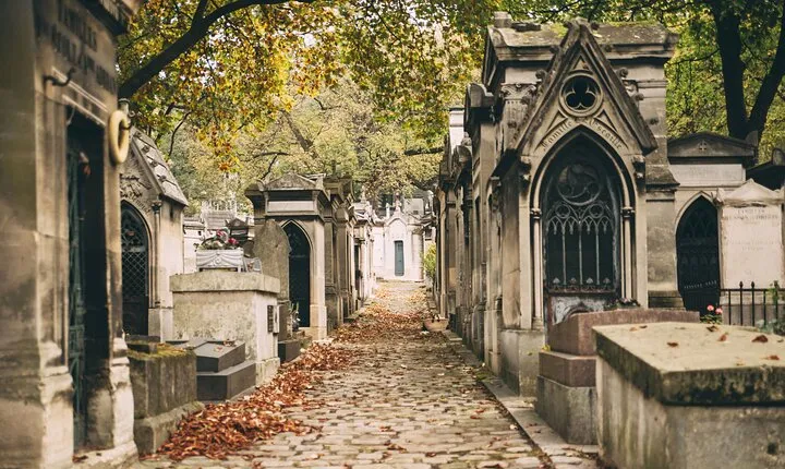 Paris: Famous Graves of Pere Lachaise Cemetery Guided Tour