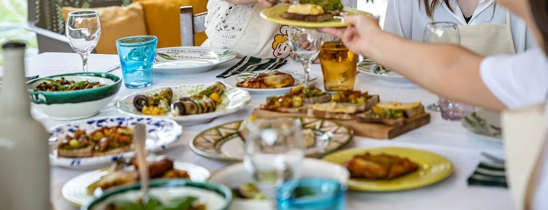 Market tour, lunch or dinner and show cooking at a Cesarina's home in Naples