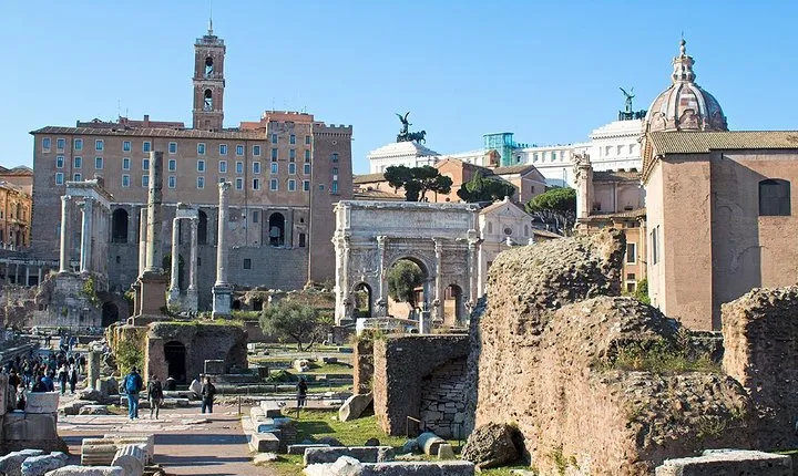 VIP Tour of the Colosseum, Forum & Palatine Hill by PhD Guide