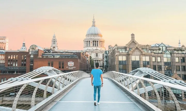 Guided Walking Tour in London: Thameside Treasures