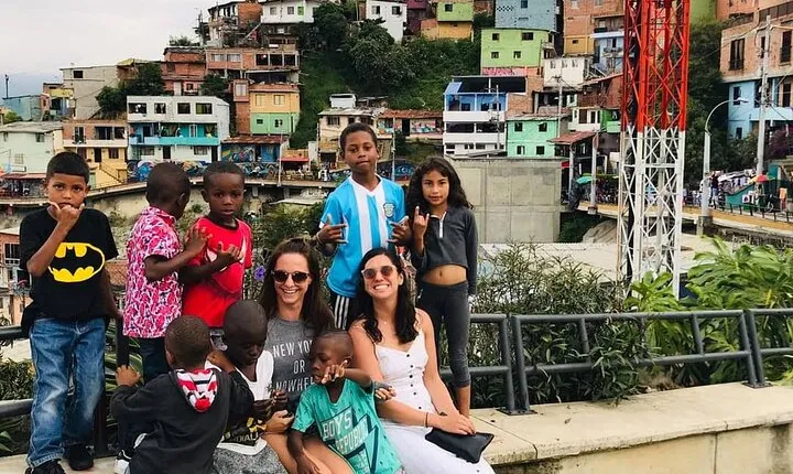 Comuna 13 Graffiti Tour And Enjoy Photos y Videos with Dron