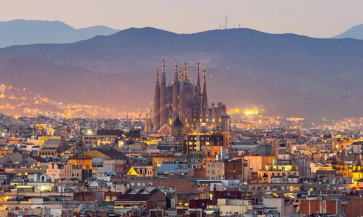 Sagrada Familia Monolingual Tour with Skip the Line Ticket