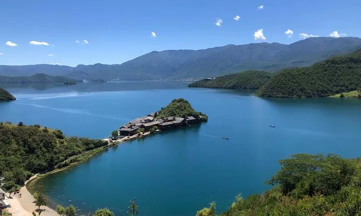 Private Day Tour to Lugu Lake from Lijiang 