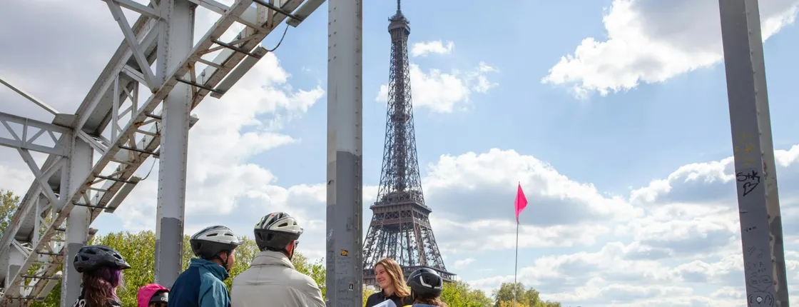 Guided bike tour along the Seine