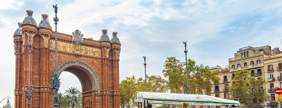 1-hour express tour of Barcelona in a private electric tuk-tuk