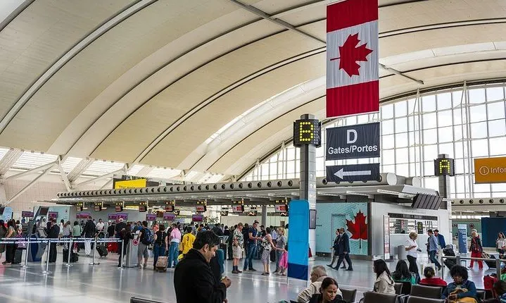 Round-Trip: Transfer Between Pearson Int'l (YYZ) Airport and Niagara Falls, ON