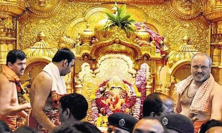 Mumbai : The Spiritual & Colorful Morning Tour