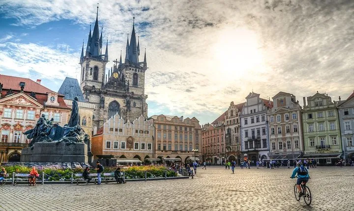 Private Transfer from Vienna to Prague with 2h of Sightseeing