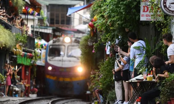 Small group Hanoi Street Food Tour with visit Train Street