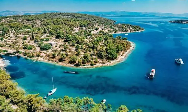 Blue Lagoon, Shipwreck & Maslinica from Split with LUNCH & DRINKS