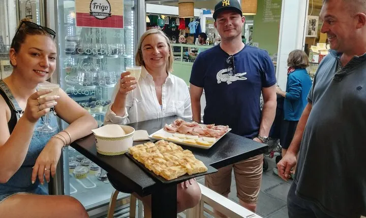 Testaccio Quarter Market and Pyramid Food and Sightseeing Tour