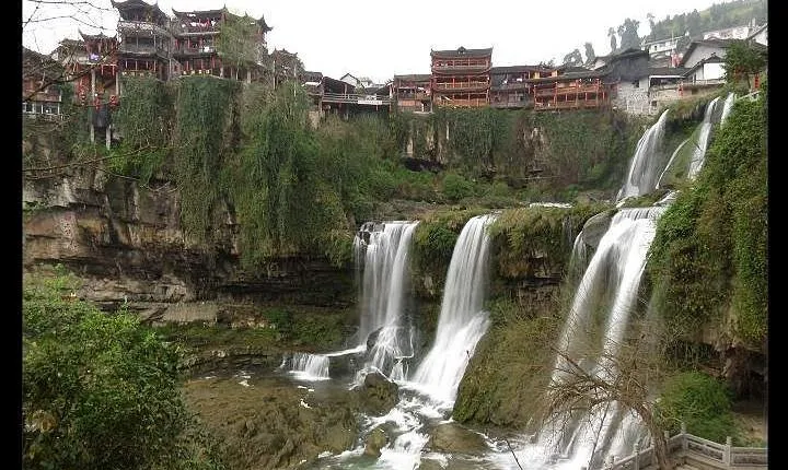 Private Transfer from Zhangjiajie to Fenghuang and stops at Furong old town