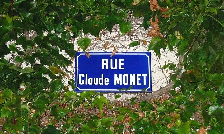 Private Round Trip Transfer from Paris to Giverny by Sedan or Van