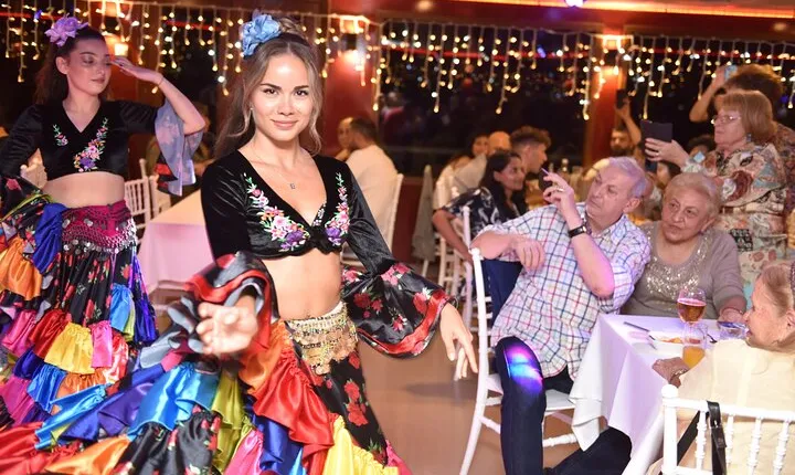 Bosphorus Sightseeing Cruise with Turkish Live Show and Dinner