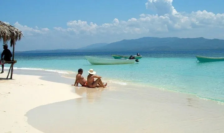 Full Day Tour to Paradise Island - Cayo Arena