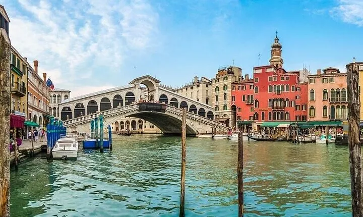 Venice Full-Day Tour from Milan with Boat Cruise Across the Canal