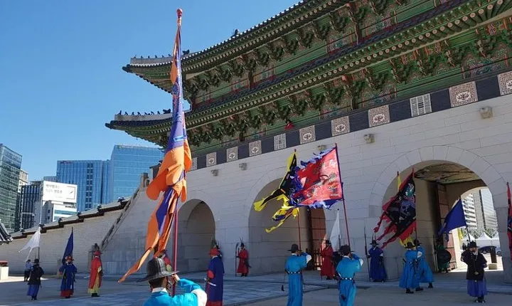 Best Walking Tour to Gyeongbok Palace n Bukchon with Expert