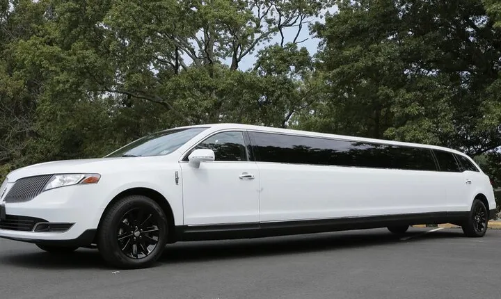8 Passengers Transfer from or to Montreal Airport YUL to Montreal City Center 