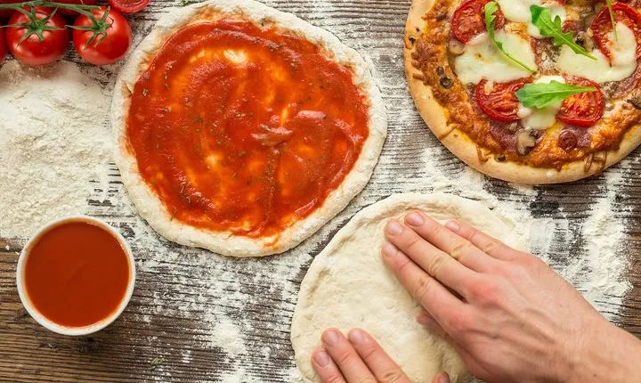 Pizza & Tiramisu Class at Local's home with tasting in Rome