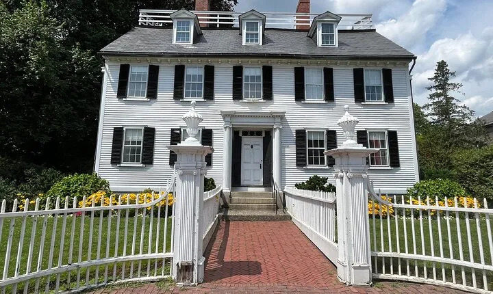 Boston Day Tour by Ferry: Salem Witch Trials Past to Present