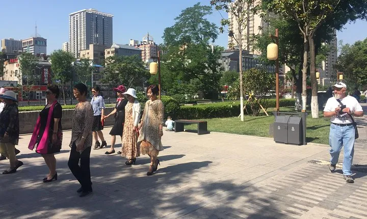 Private Tour-Xi'an Local Morning Food Market and City Wall