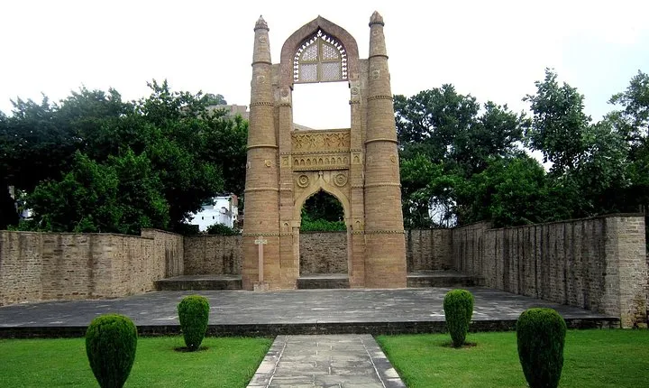 Chanderi – History with a silken touch (Day Excursion from Jhansi)