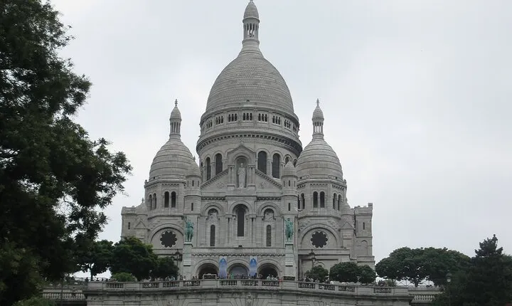Montmartre Self-guided Walking Tour & Scavenger Hunt