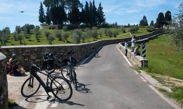 Full-Day Tuscan Hills Bike Tour With Lunch at Farm