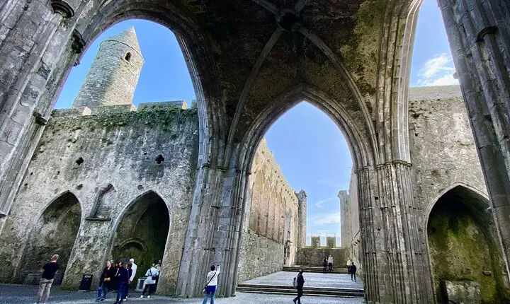Rock of Cashel Cahir Castle Private Day Tour from Dublin w/picnic