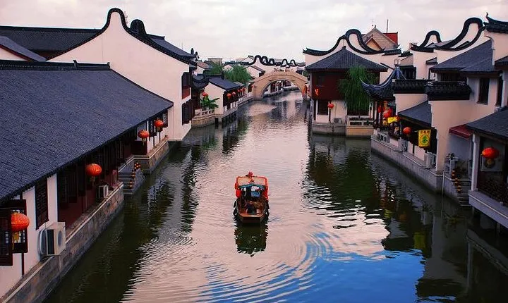Private Shanghai Layover Tour to Zhaojialou Water Town with City Highlights