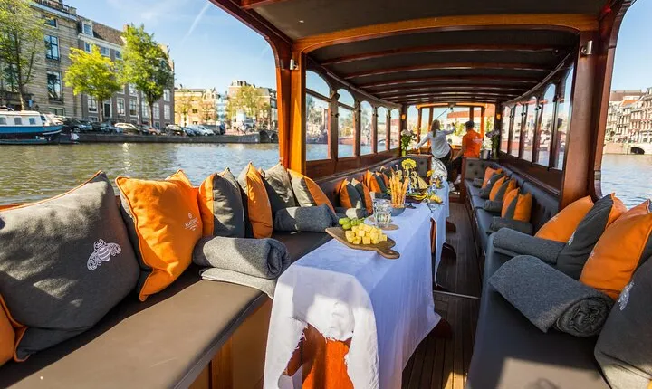 Amsterdam Classic Saloon Boat Cruise with Drinks and Cheese 