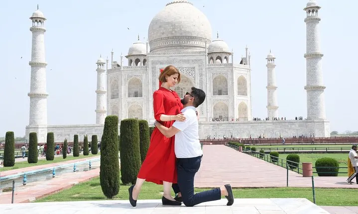 Visit Taj Mahal Agra Fort, Baby Taj & more in AC Disposal vehicle