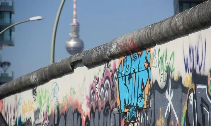Small-Group Berlin Sightseeing and Food Tour of Prenzlauer Berg and Mitte