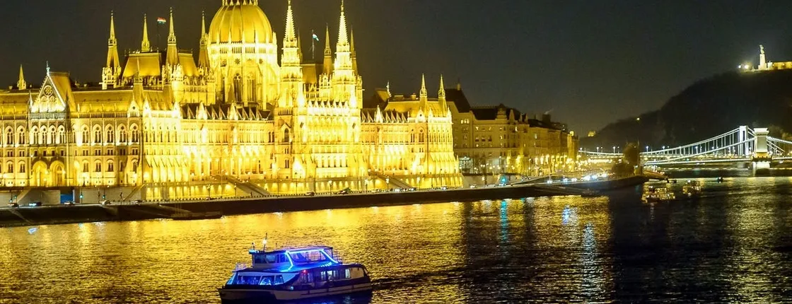 Evening river cruise in Budapest with piano concert and cocktail