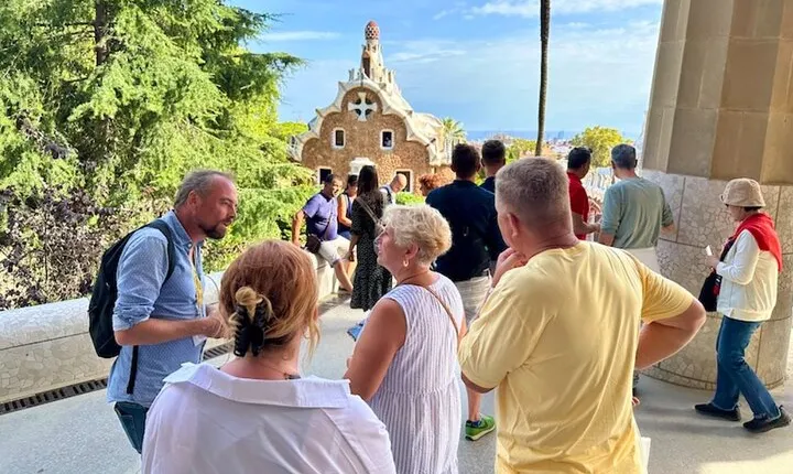 Barcelona: Sagrada Familia & Park Guell Guided Tour + Transfer