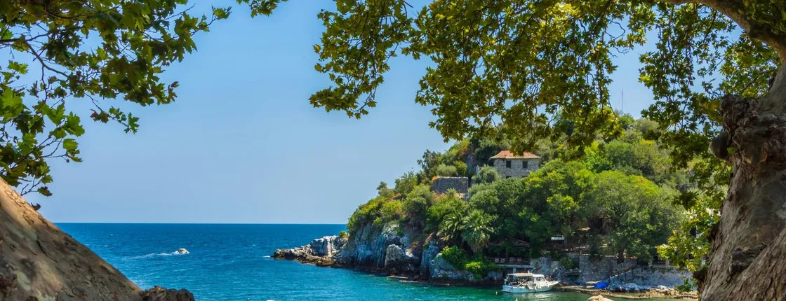 Boat tour to Damouchari and Blue Caves of Veneto from Agiokampos