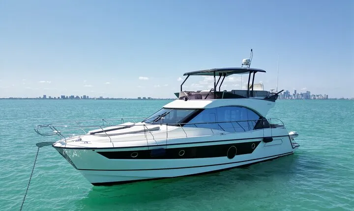 Luxury Yacht Rental in Miami Beneteau 52 for 6 People