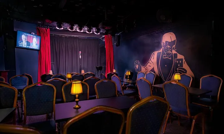 (Thur 7pm) Comedy Magic Show includes 1x Pizza & 2 glasses of Prosecco