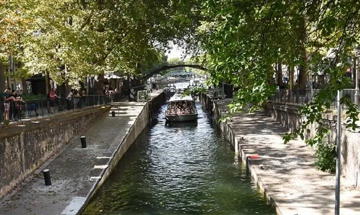 "The Old Paris" on the Canal Saint Martin : Port de l'Arsenal
