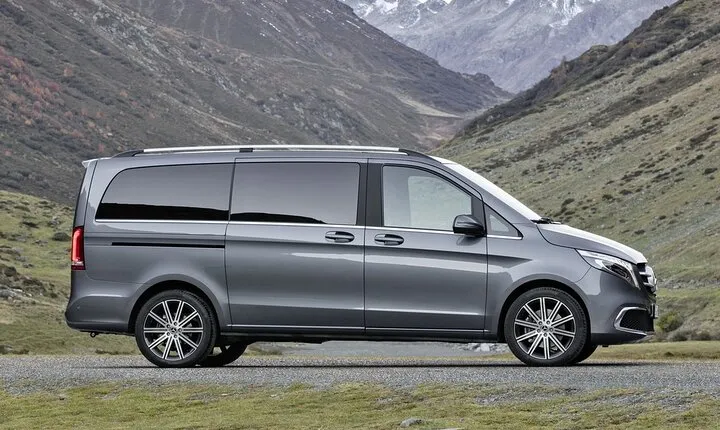 Garmisch to Innsbruck+Swarovski, private driver+guide