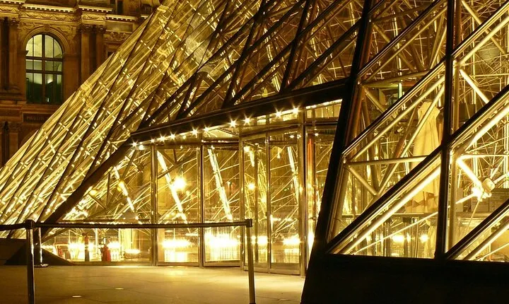 Louvre Museum in French Language Guide