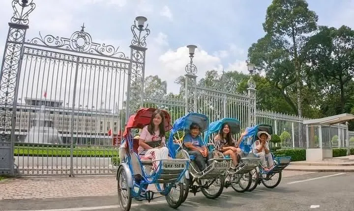 1-hour cyclo trip combined Vietnamese family meal