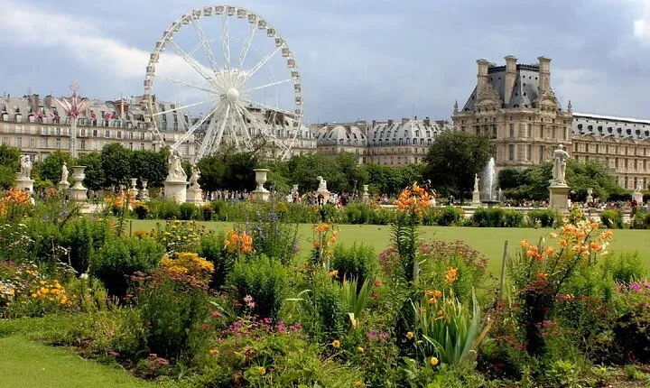 Paris Historic Private 3-hour Walking Tour with WWII Landmarks