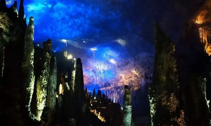 1 Day Private Expedition Tour to Jiutian Cave and Visit Marshal Helong Memorial